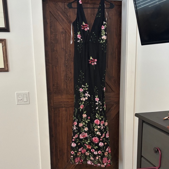 Lulu's Soirée Blossom Black Embroidered Flora Maxi Dress - Picture 1 of 3
